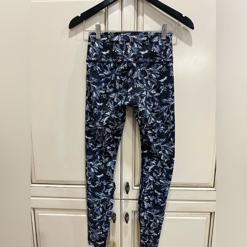Lululemon leggings size 6